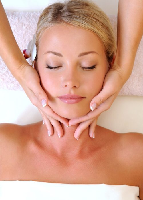 facial-massage-beautiful-young-woman-beauty-salon_186202-1627